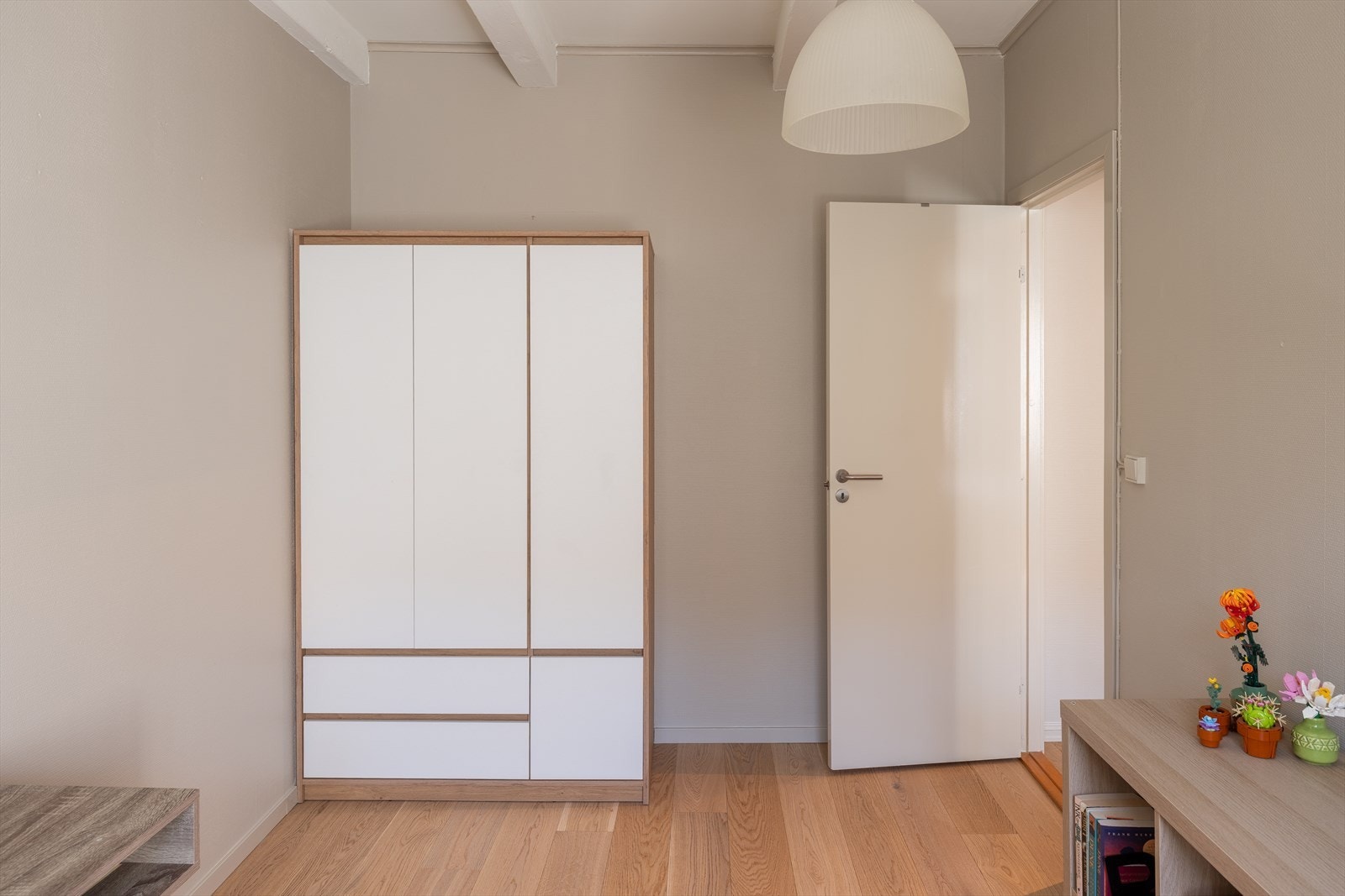 Leiligheten ligger i et hyggelig nabolag med mange frodige områder. Galleribilde