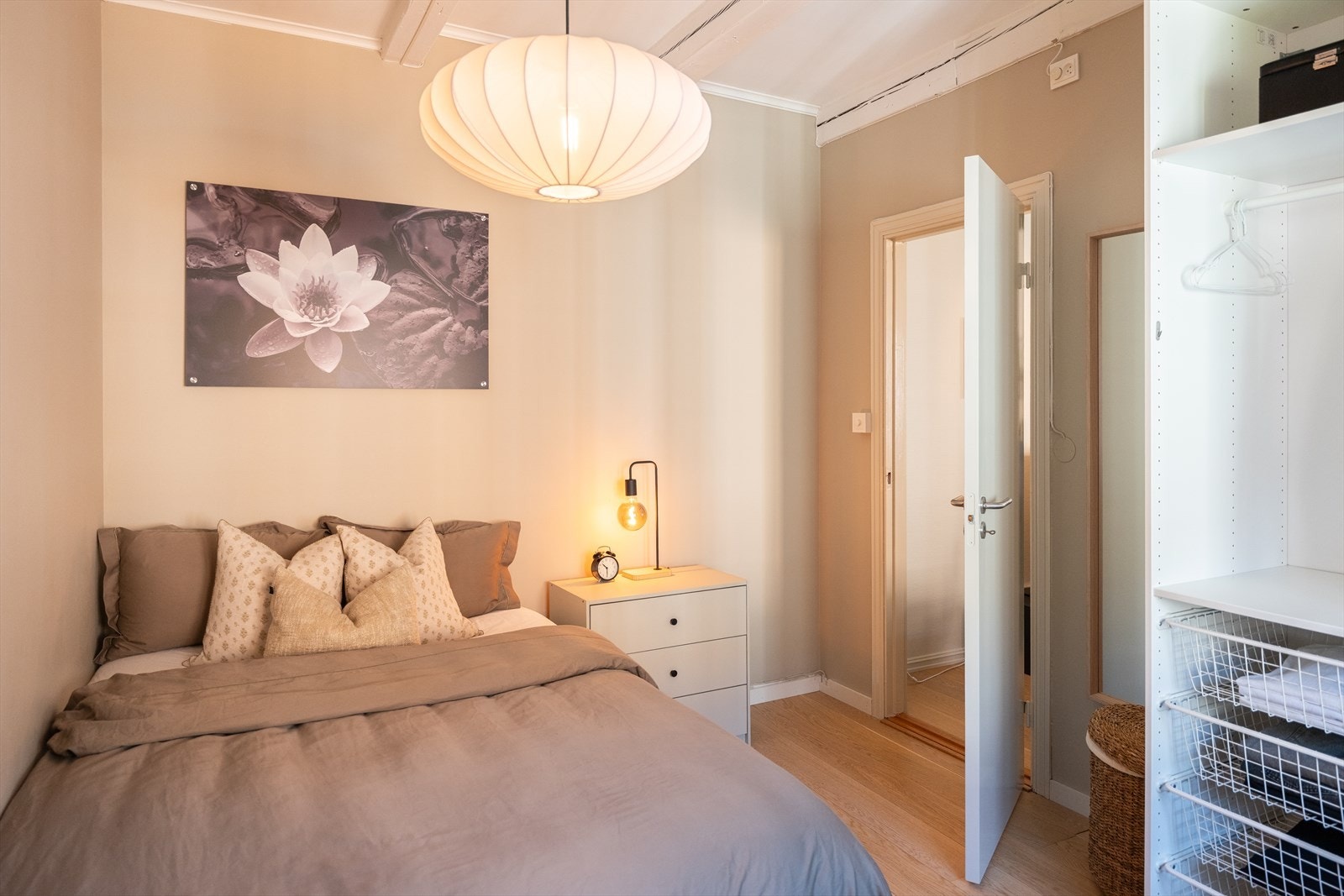 Leiligheten har fire soverom. Dette er det største og er 10,5 m². Galleribilde