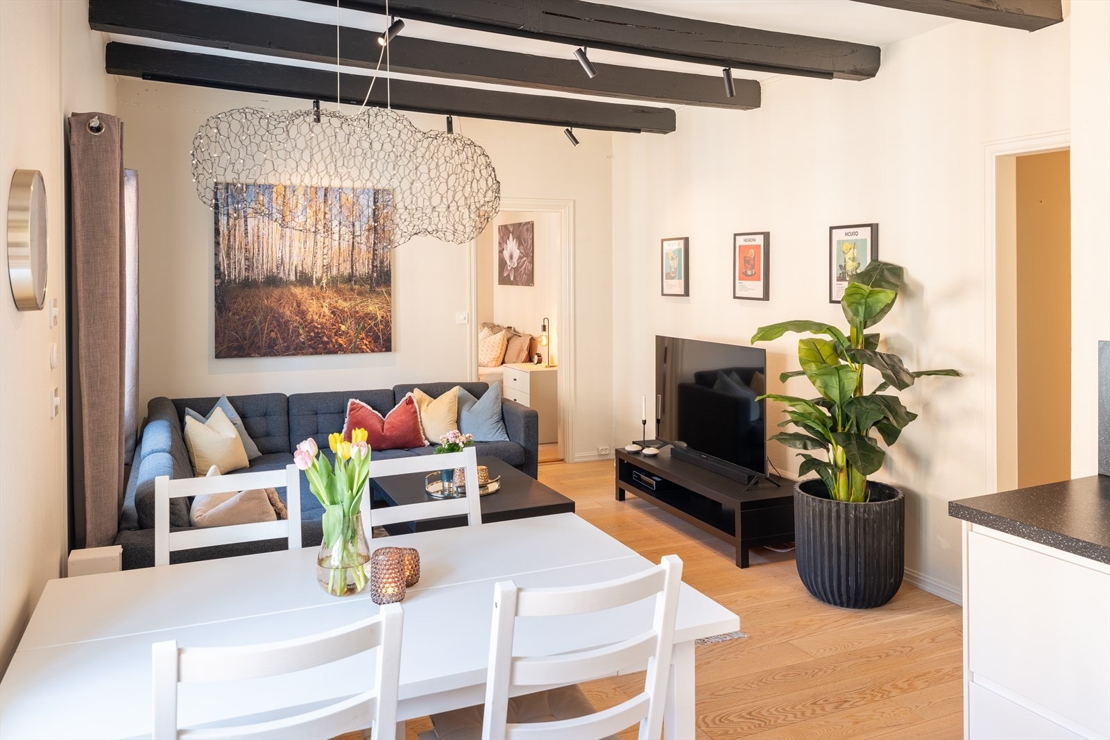 Her bor du sentralt til med gåavstand til dagligvarebutikk, diverse studiesteder, St. Olavs hospital, Trondheim sentrum m.m. Du bor også i umiddelbar nærhet til Nidelven som byr på fine turstier. Galleribilde