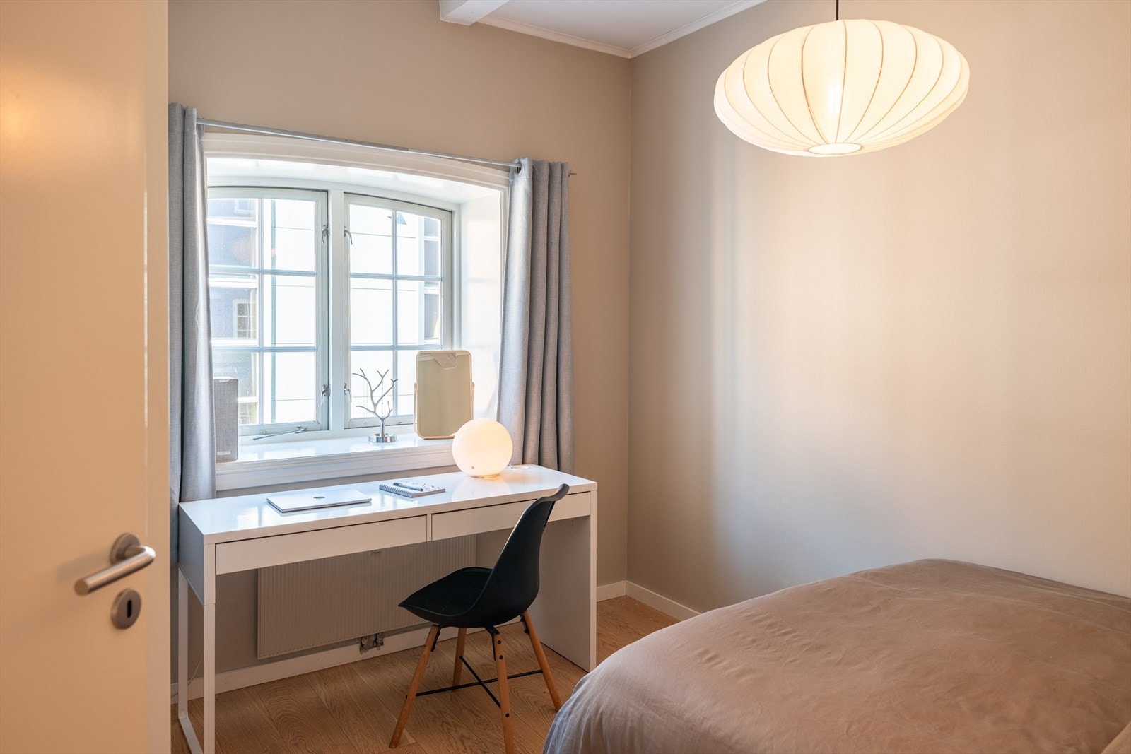 Her er det god plass til dobbeltseng, kontorplass og ønsket garderobeløsning. Galleribilde