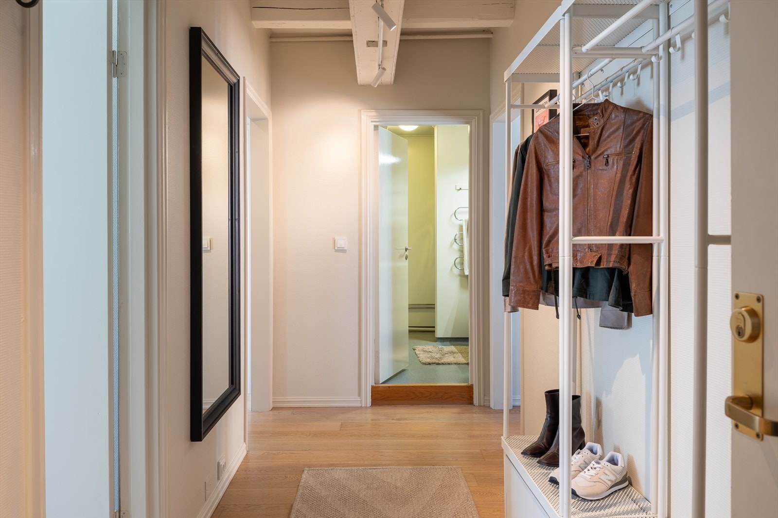 Leilighetens trivelige entré er på 9 m²med god plass til oppbevaring av ytterklær og sko. Galleribilde