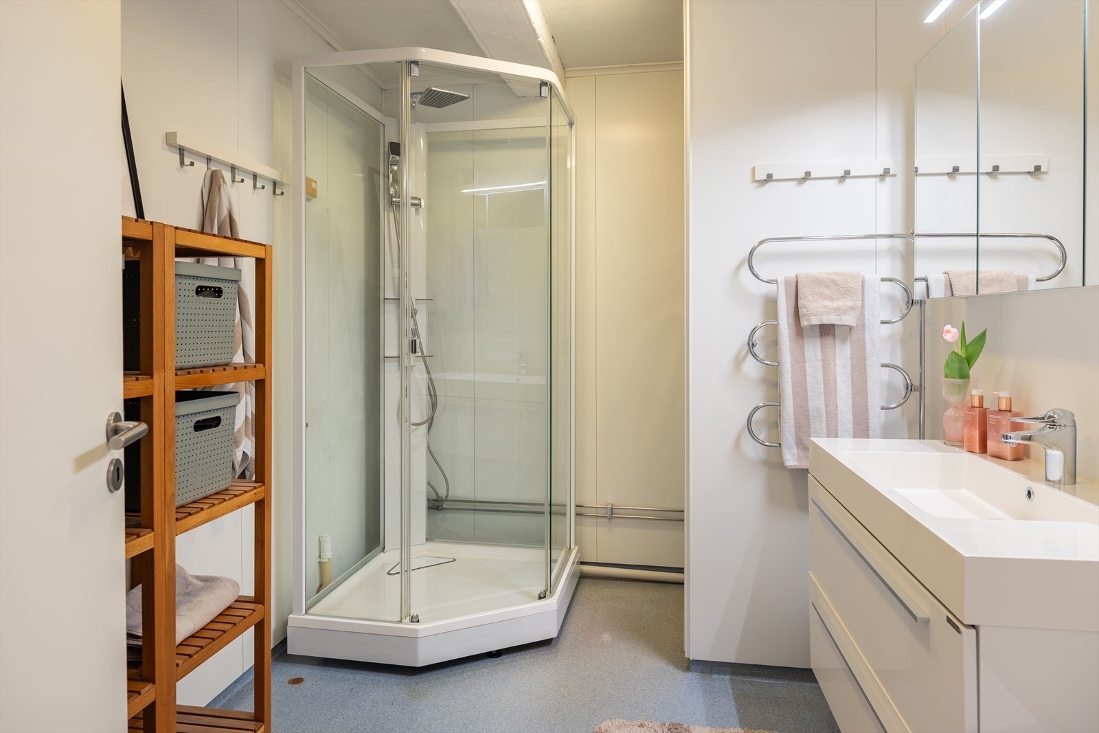 Det ble i 2015 montert dusjkabinett og baderomsmøbel på badet. Det ble i tillegg byttet baderomsvifte i 2024. Galleribilde