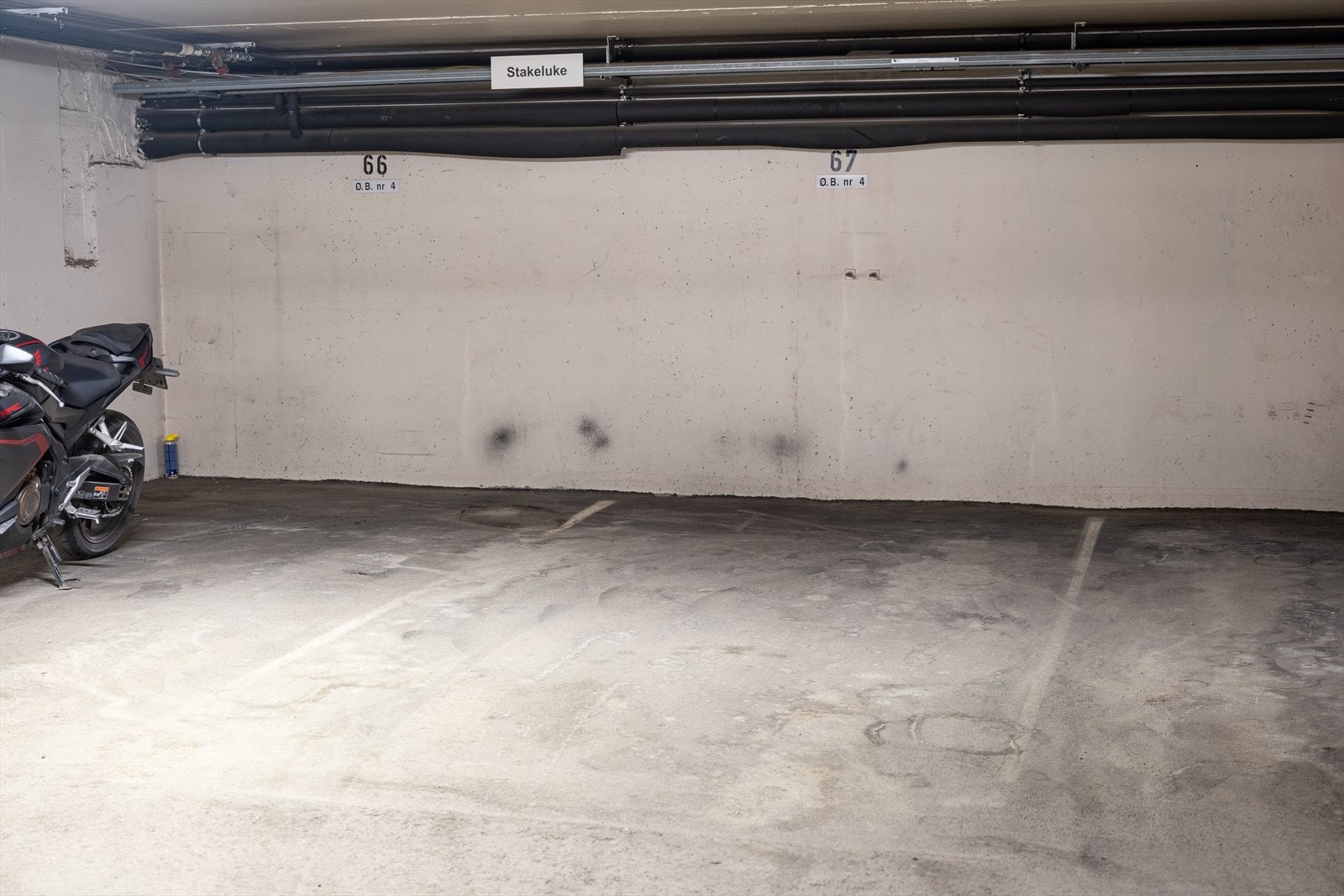 Parkeringsplass med mulighet for å installere el-billader i felles garasjeanlegg som følger leiligheten. I tillegg har sameiet 7 gjesteparkeringsplasser utenfor bygget. Galleribilde