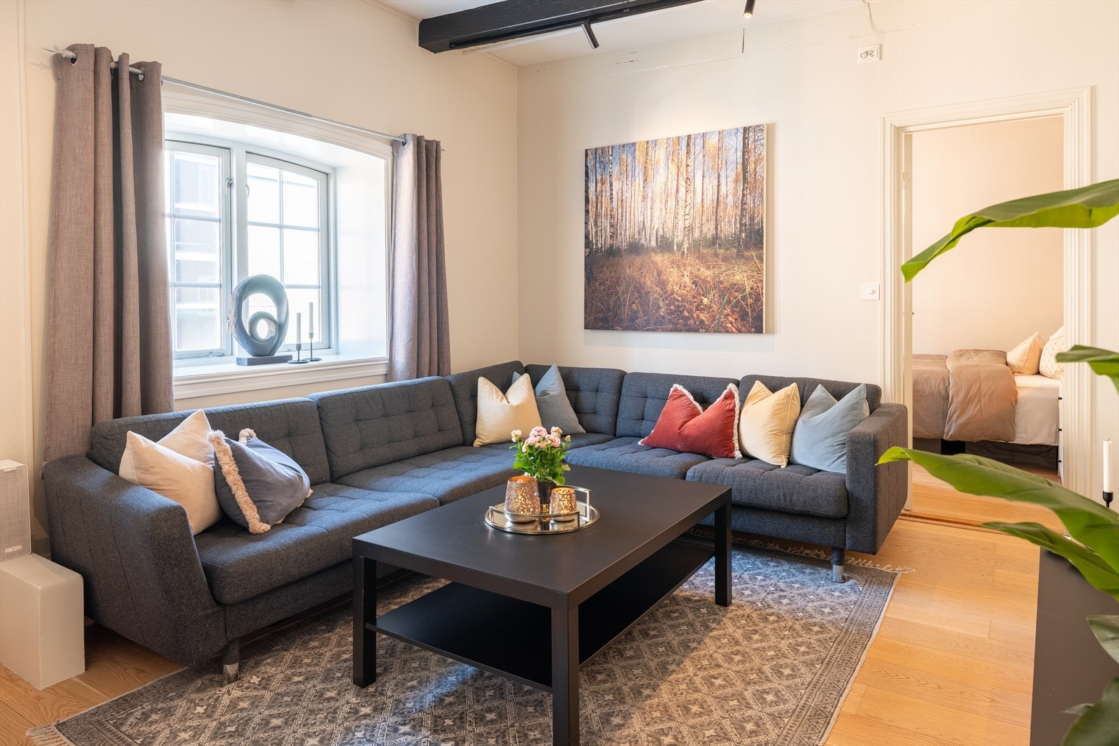 I klassisk bygårdsstil innehar leiligheten dype vinduskarmer og en generøs takhøyde. Leiligheten byr på tidsriktige- og moderne fargevalg, samt en svært god planløsning. Galleribilde