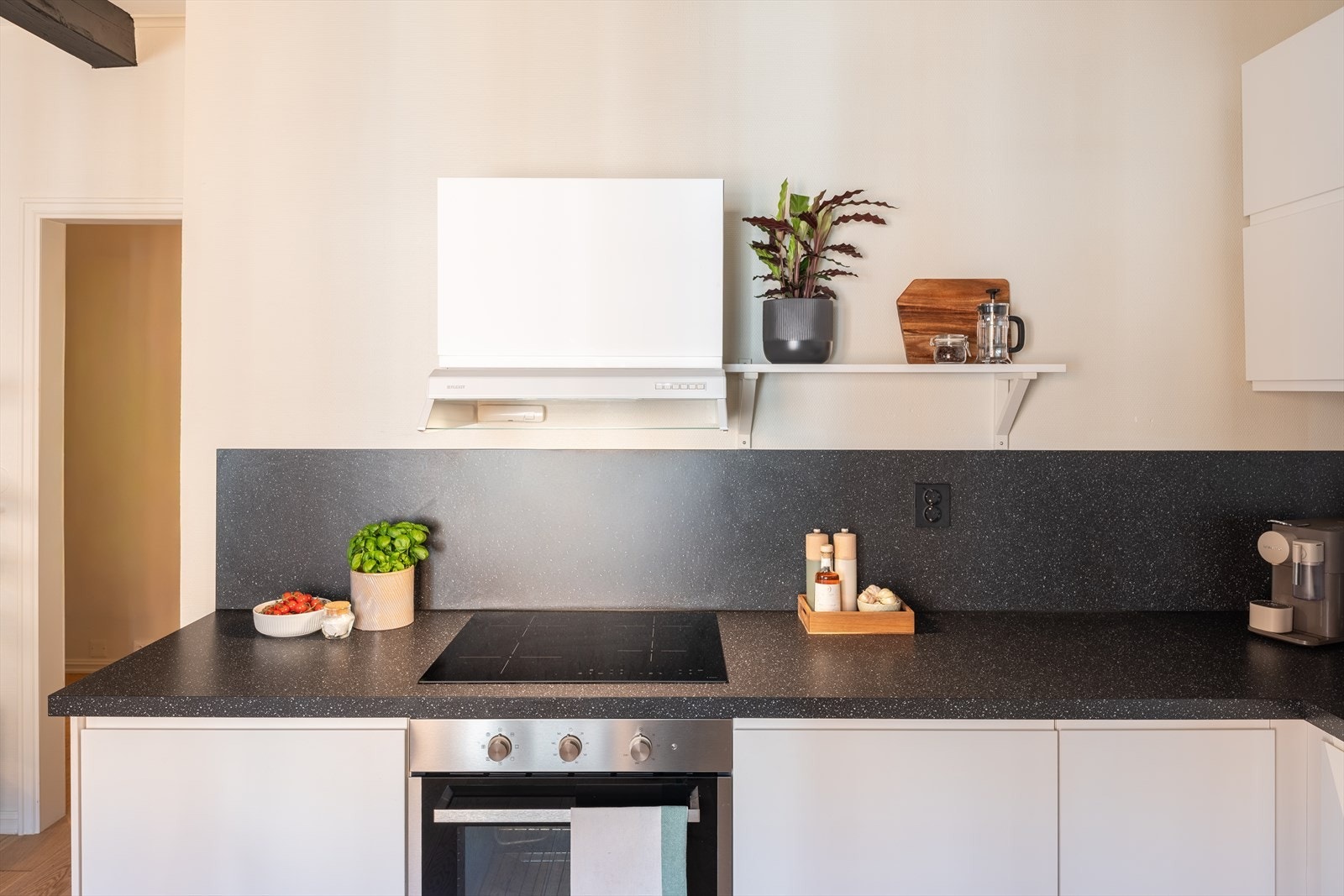 Det er rikelig med skap- og benkeplass. Galleribilde