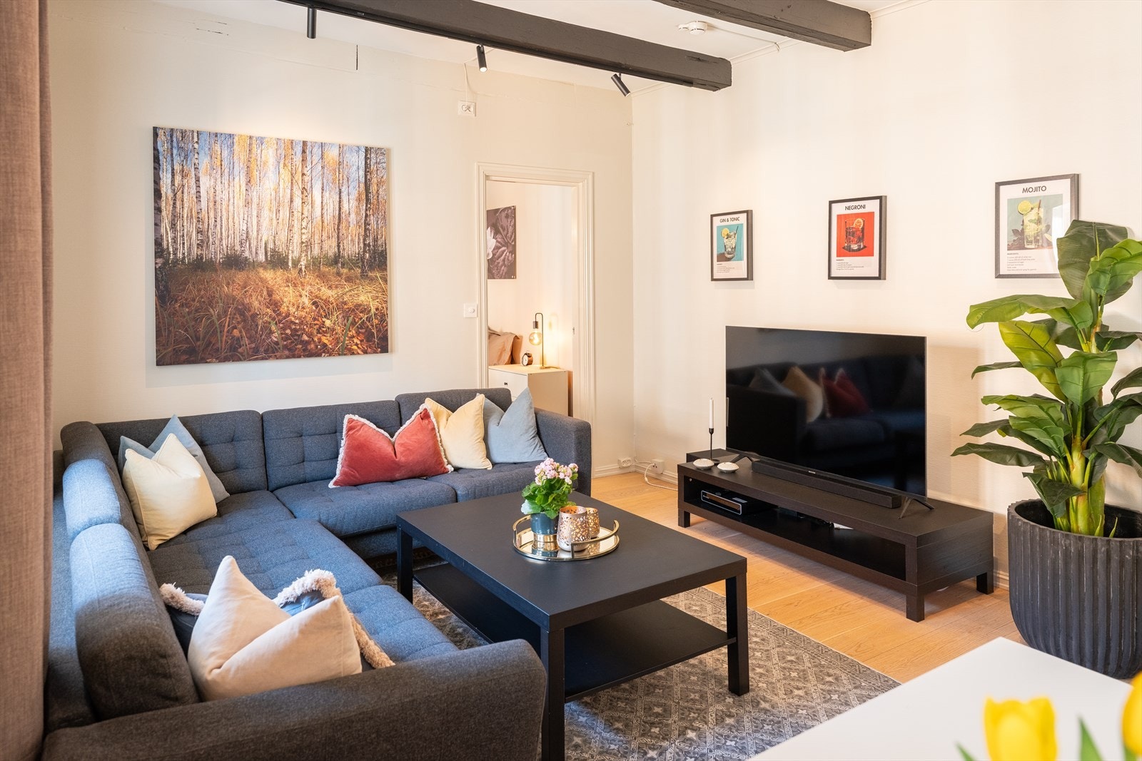 Felleskostnader utgjør kr. 5 047,- per måned. Felleskostnadene inkluderer blant annet betjening av andel fellesgjeld, fjernvarme, tv, internett, parkering mm. Galleribilde