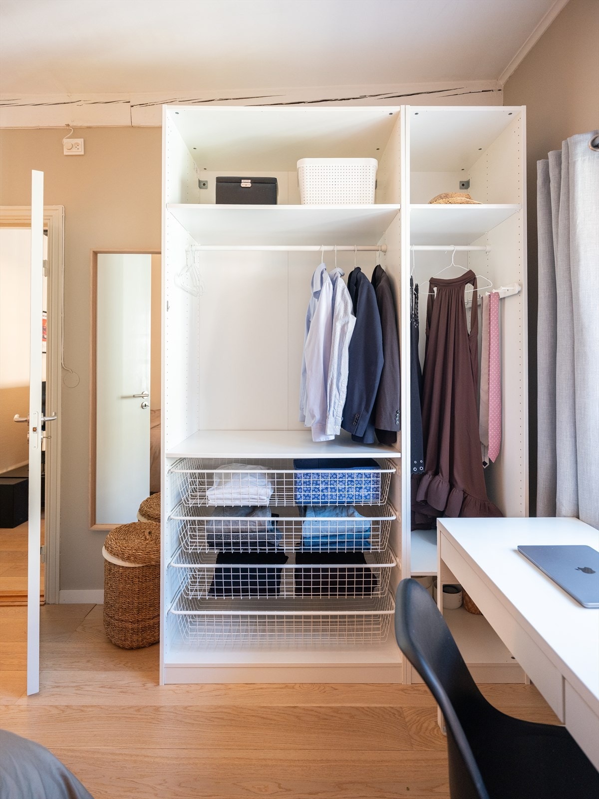 Garderobeskapene medfølger handelen. Galleribilde