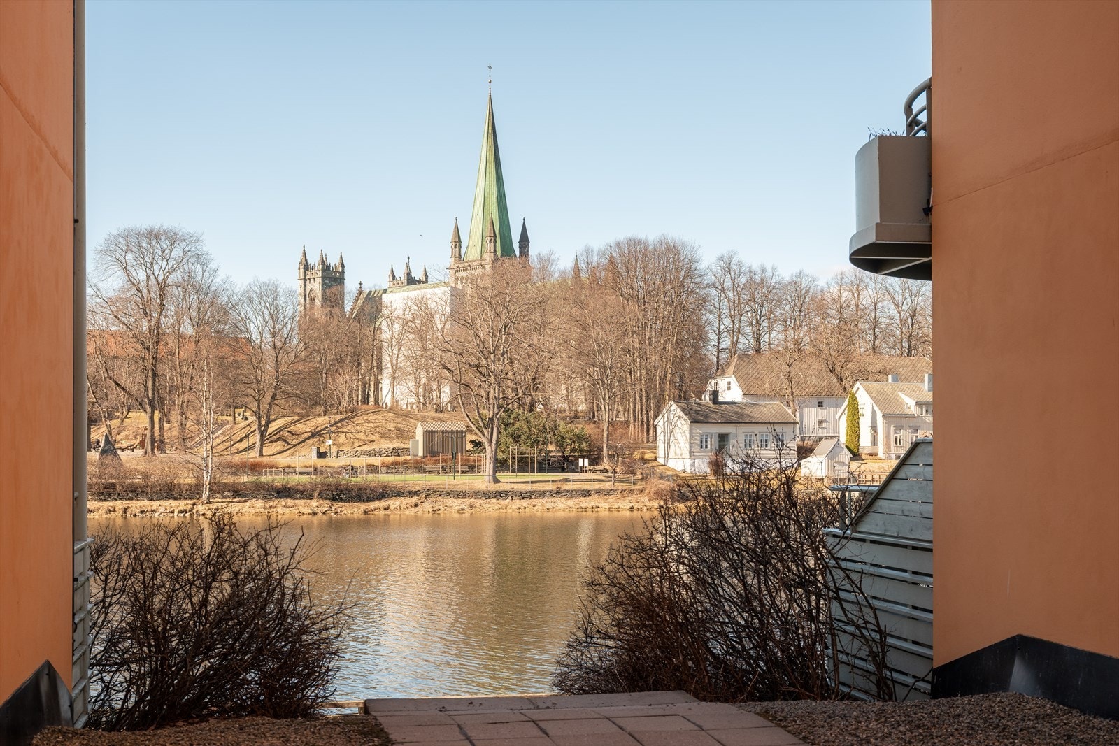 Fantastisk utsikt fra bygget mot vakre Nidelva med sine flotte turområder. Galleribilde