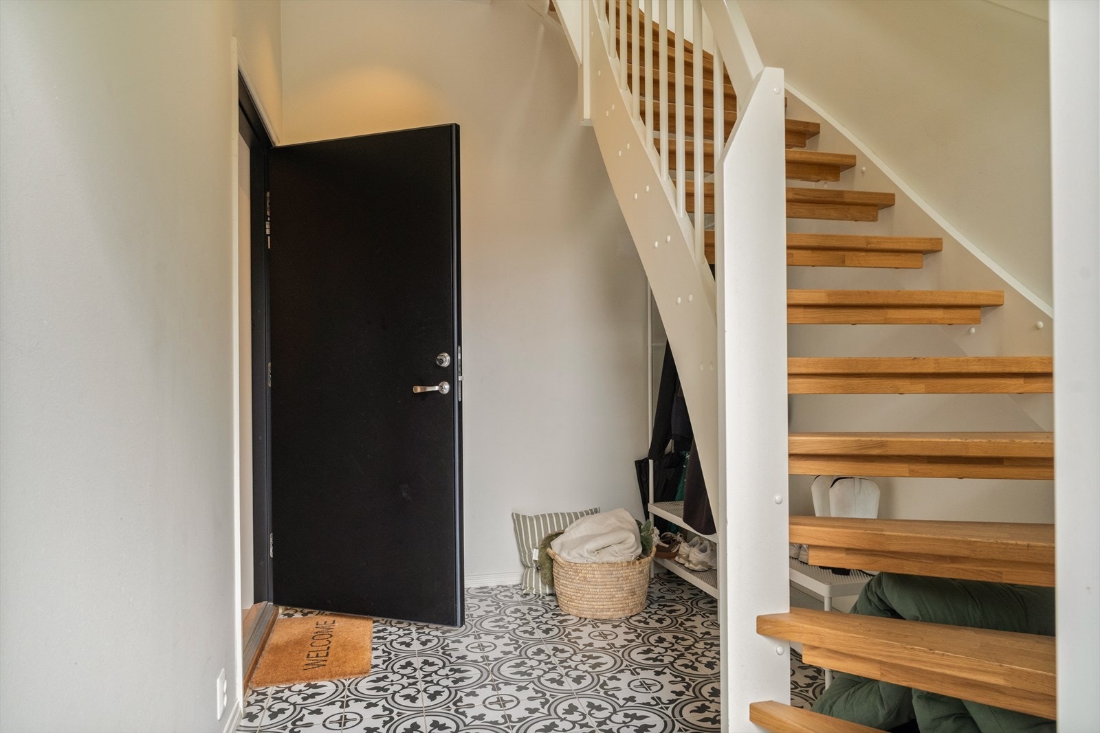 Felles entré mellom etasjene, stilfullt flislagt med lekre fliser som gir et elegant førsteinntrykk. Galleribilde