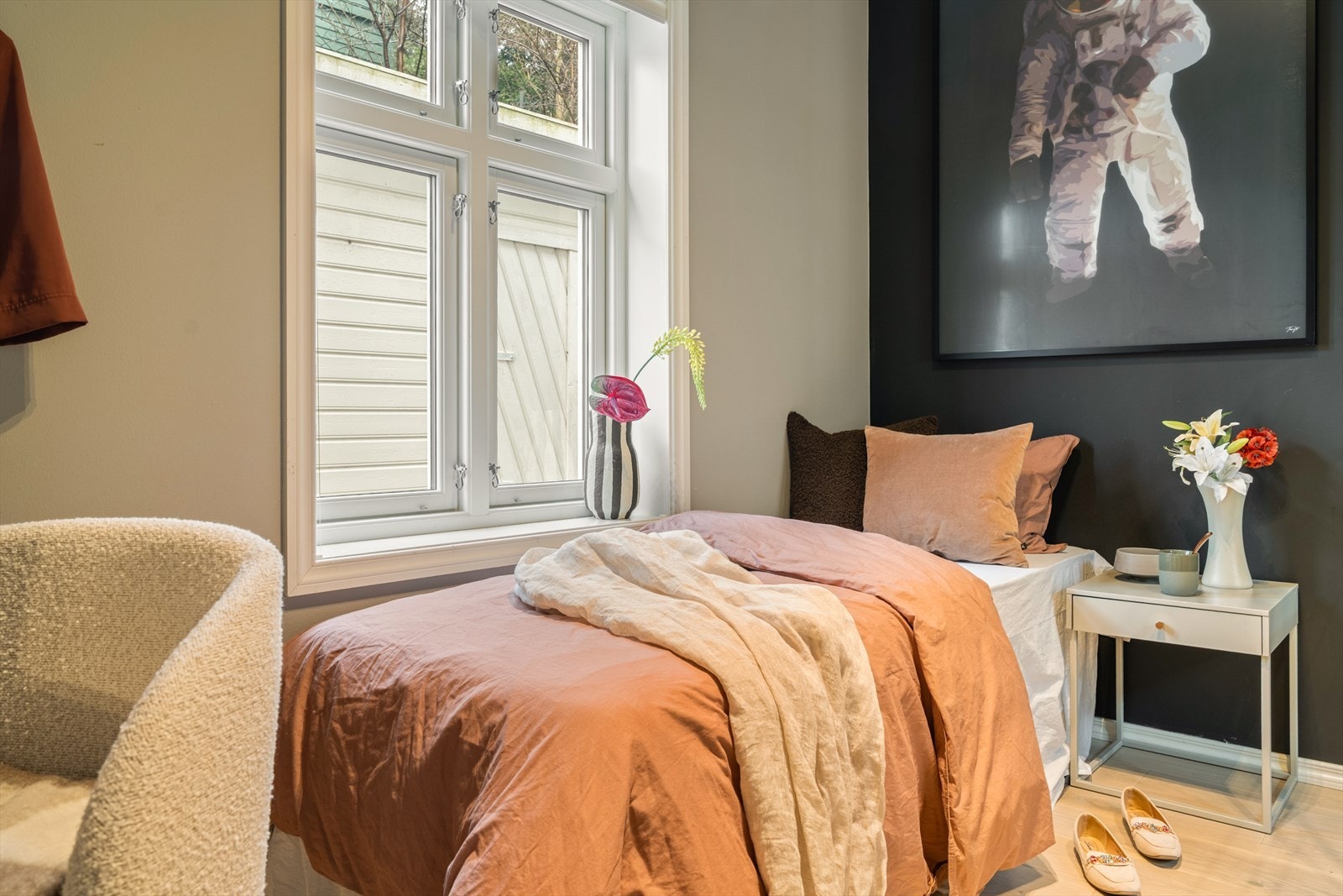 Boligens soverom to er luftig med gode innredningsmuligheter. Galleribilde