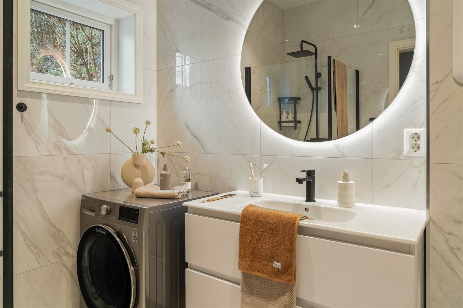 Delikat og helfliset bad med moderne standard. Badet har varmekabler i gulvet som gir ekstra komfort i hverdagen. Galleribilde