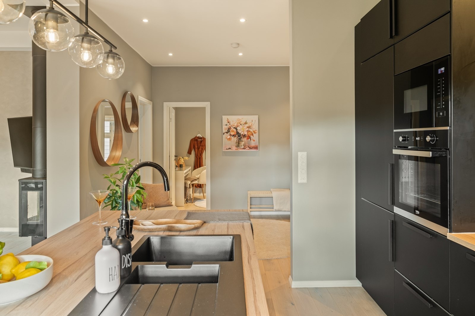 Kjøkkenet er godt utstyrt med kjøl/frys, oppvaskmaskin, platetopp, mikro, stekeovn, vannstoppsystem og komfyrvakt. Galleribilde