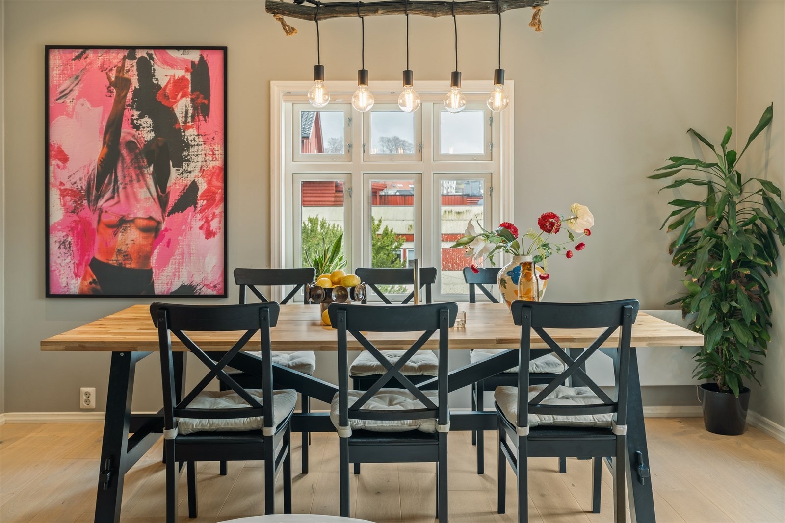 Her får du en fantastisk kombinasjon av gode lysforhold og fleksible møbleringsmuligheter. Galleribilde