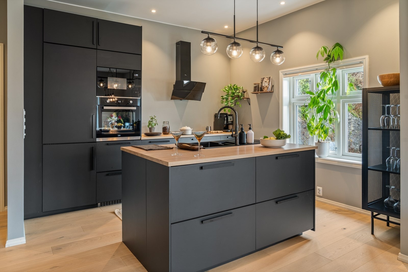 Dette er en veldig flott og romslig 3-roms leilighet på Wergeland. Leiligheten har ca. 3 meter takhøyde i alle rom, noe som gir en utrolig god romfølelse. Galleribilde