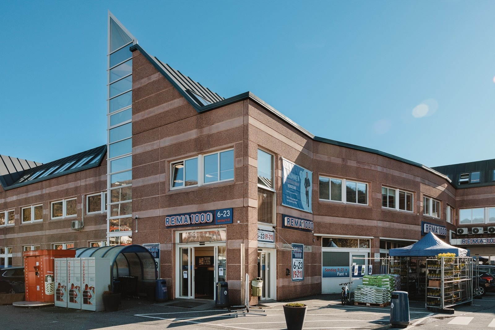 Her bor du med kort gangavstand til alt du trenger i hverdagen, samtidig som området oppleves rolig og trivelig. Rema 1000 butikken er også søndagsåpen. Galleribilde