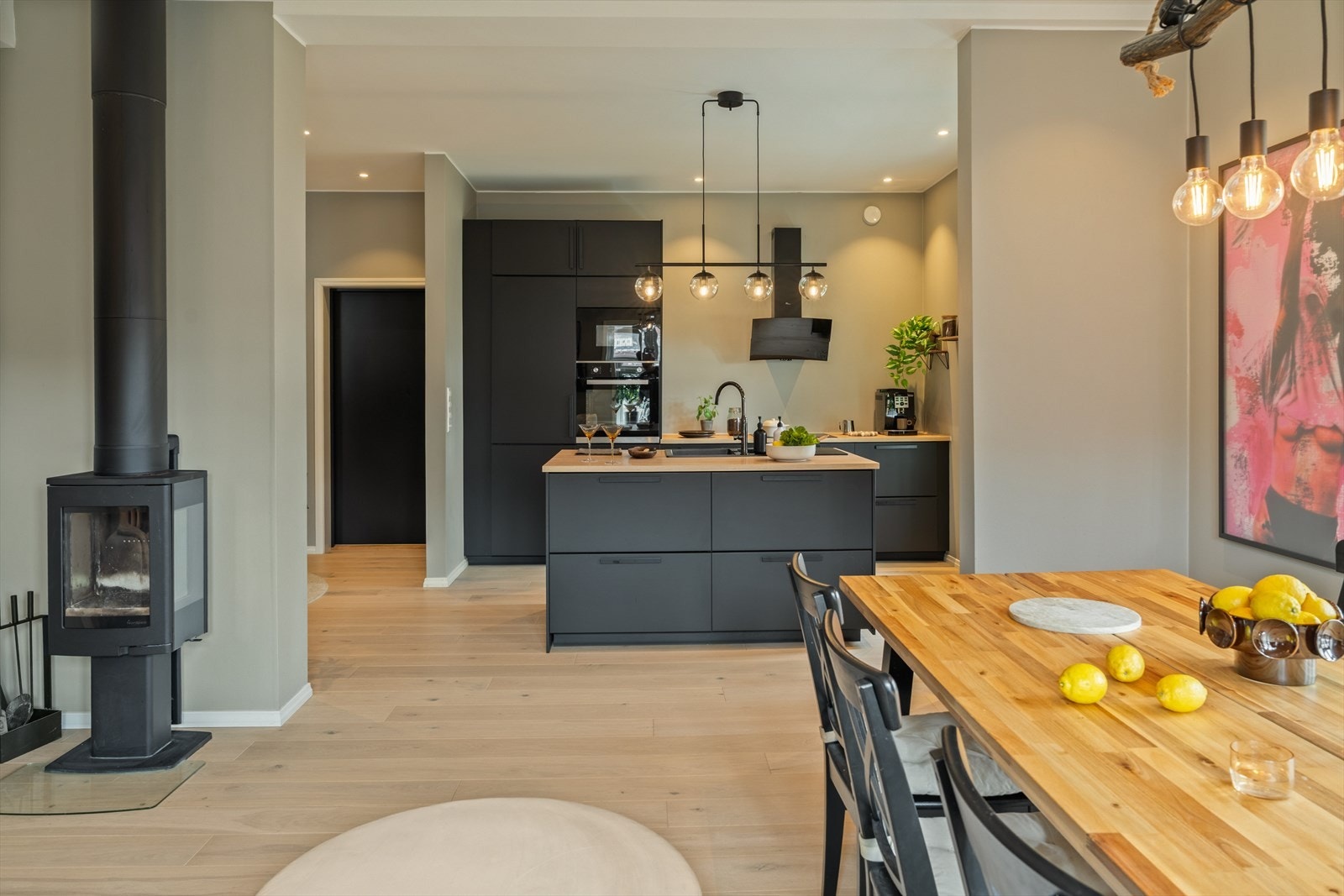 Det er kabel tv og internett inkludert i felleskostnadene. Galleribilde