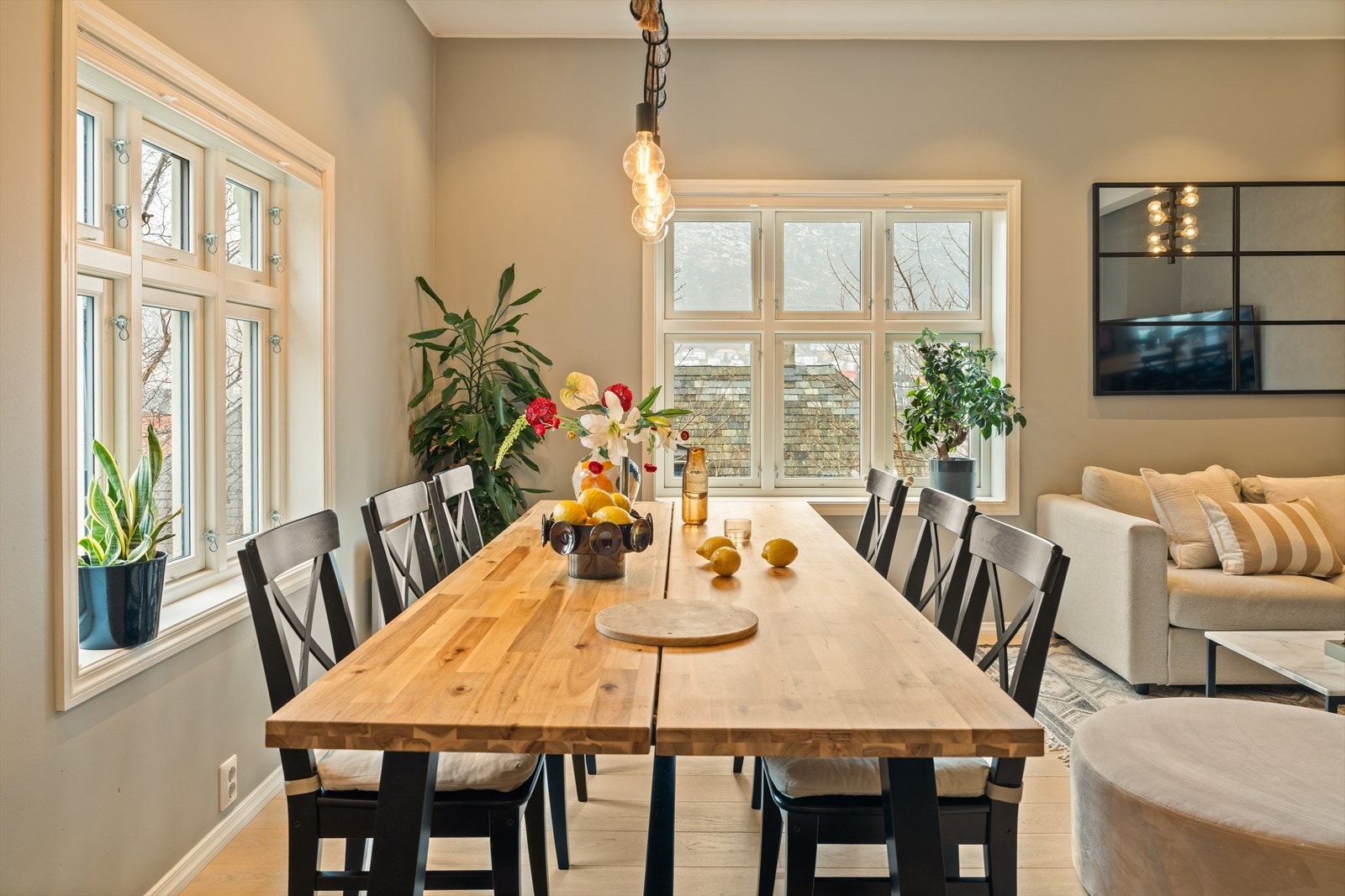 De store vindusflatene slipper inn rikelig med naturlig lys og gir rommet en luftig og behagelig følelse. Alle vinduer er utstyrt med skreddersydde persienner. Galleribilde