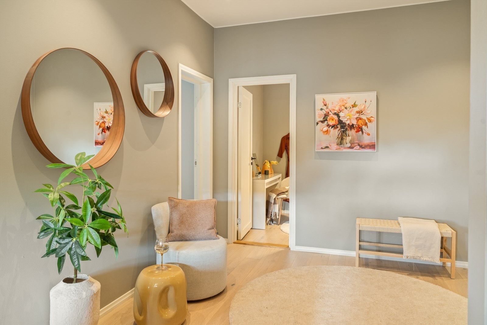 Her er det god plass til oppbevaring av yttertøy og sko. For ekstra oppbevaring har leiligheten en ekstern bod på 5,4 kvm. Galleribilde