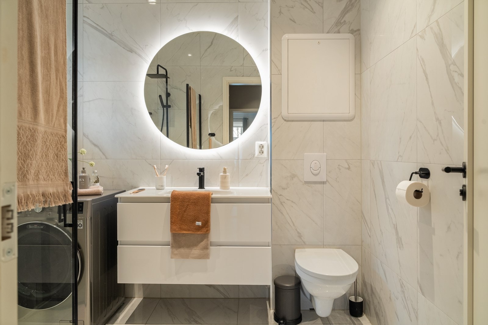 Alle rom holder en gjennomgående høy standard, med moderne løsninger og stilrene, gjennomførte detaljer som skaper et helhetlig og eksklusivt uttrykk. Galleribilde