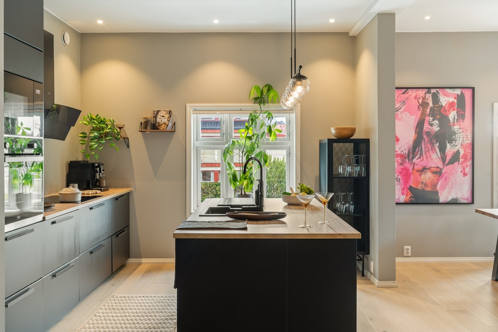 Innredningen har glatte fronter som gir et moderne uttrykk, og det er rikelig med både skap- og benkeplass. Galleribilde