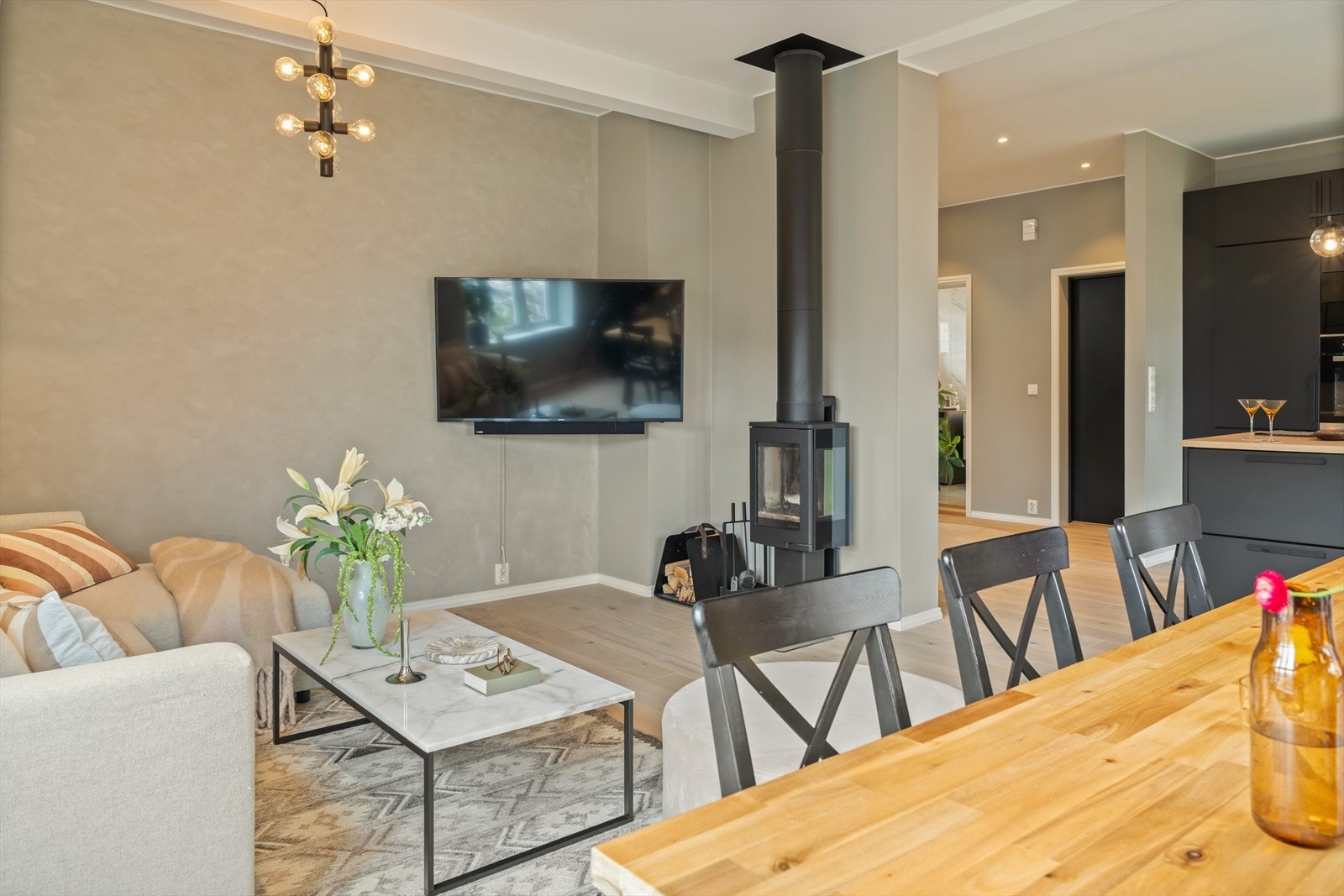 Herlig rentbrennende peis som varmer godt opp. Galleribilde