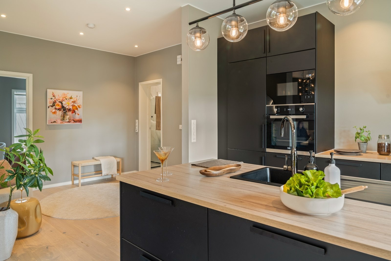 Kjøkkenet fremstår som romslig og funksjonelt med et tidløst design. Galleribilde