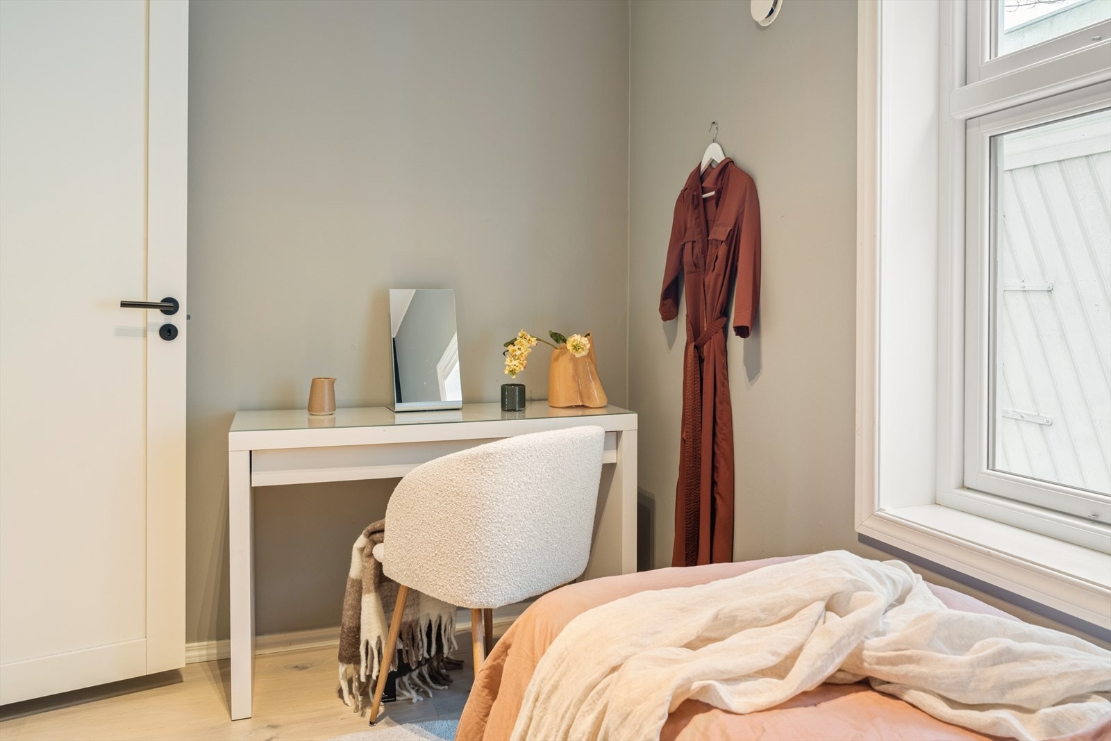 Her er det også plass til både seng, garderobe og eventuelt hjemmekontor. Galleribilde