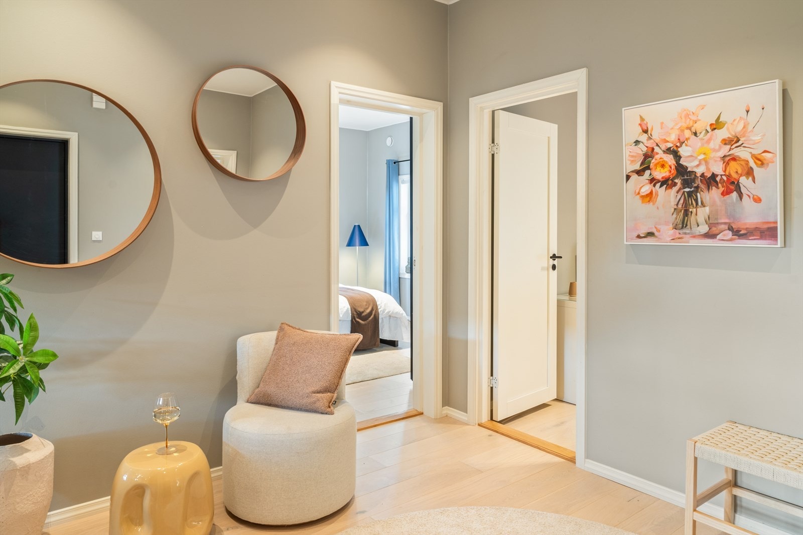 Boligen ønsker deg velkommen med en lys og romslig gang som gir et svært godt førsteinntrykk! Galleribilde