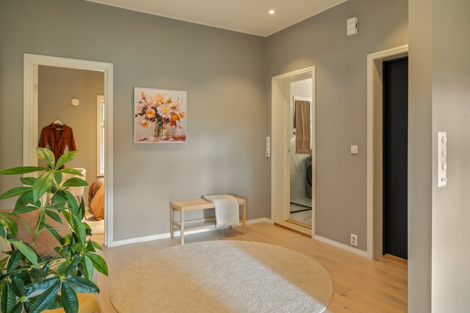 De delikate fargevalgene skaper en innbydende atmosfære fra første steg innenfor døren. Galleribilde