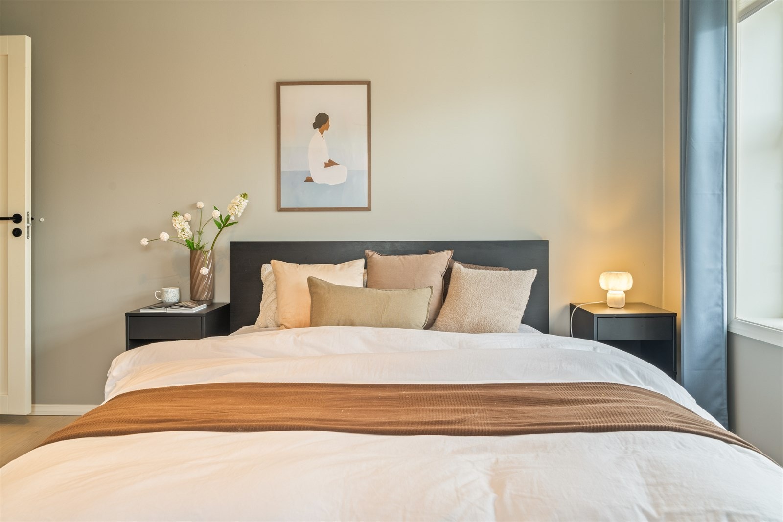 Du får rikelig med plass til en stor dobbeltseng, elegante nattbord og en romslig garderobeløsning - alt lagt til rette for komfort og stil. Galleribilde