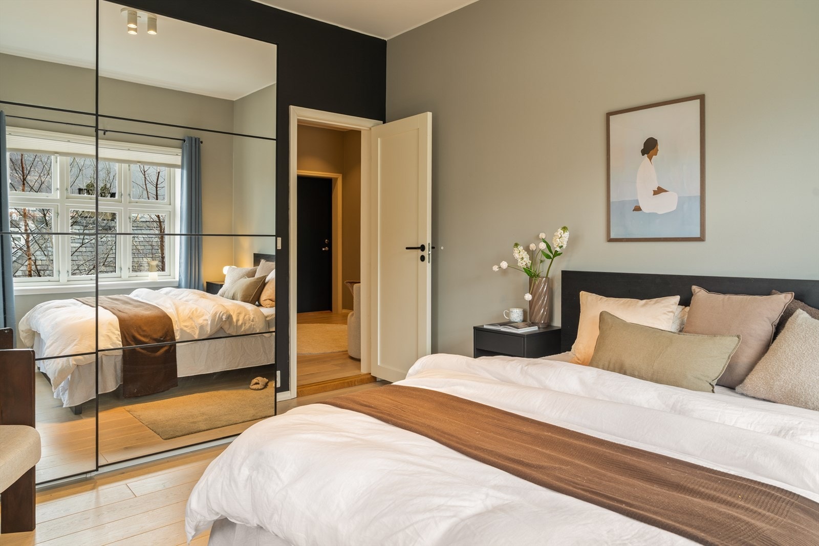 Romslig hovedsoverom på hele 14 m² - god plass til både komfort og ro. Galleribilde