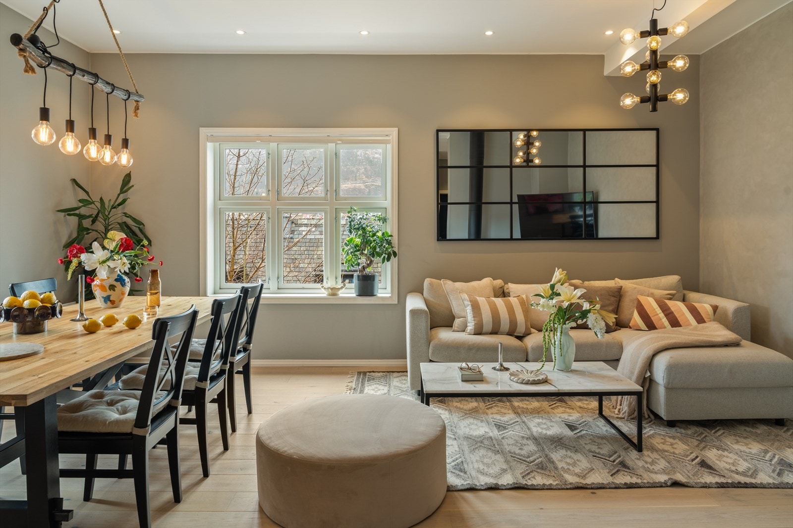 Stuen har god plass til både sofagruppe og spiseplass. Galleribilde