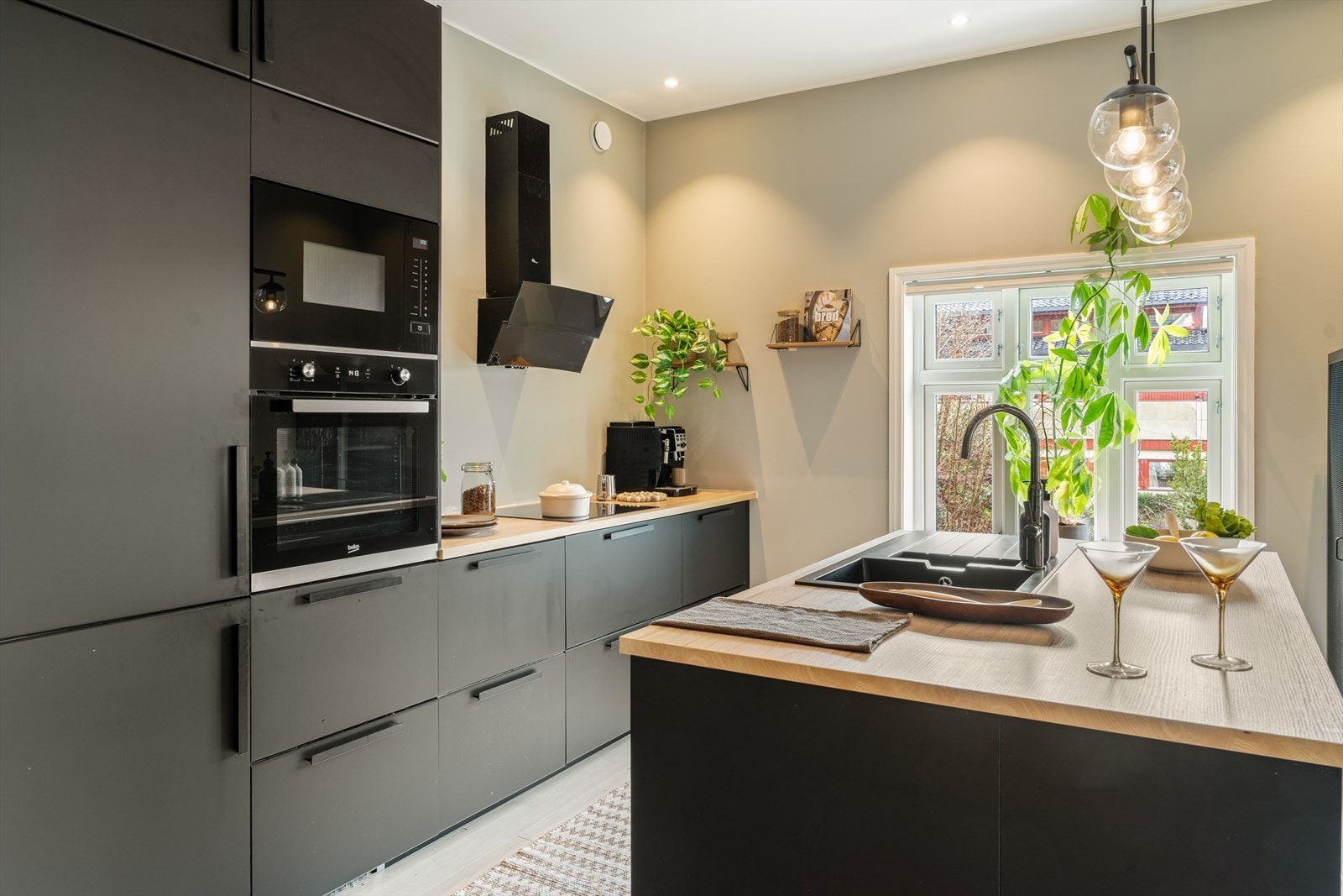 Boligen holder gjennomgående god standard med moderne og tidløse materialvalg! Galleribilde