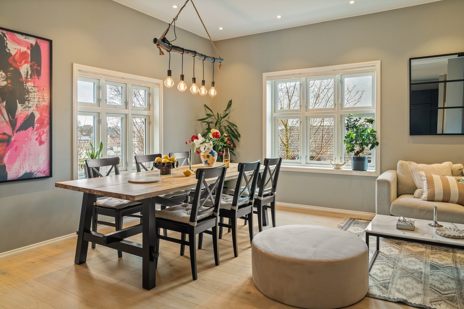 Videre entrer du en romslig og innbydende stue på hele 23.8 m². Galleribilde