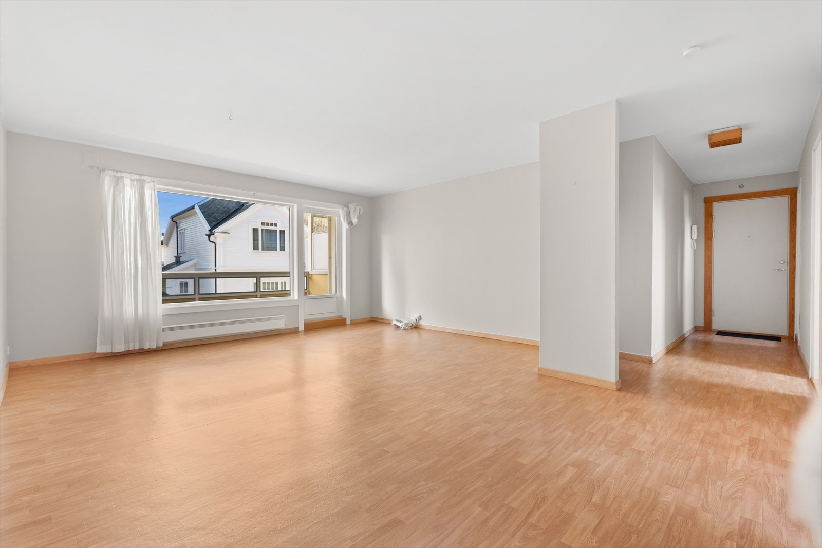 Stuen er lys og innbydende, med direkte utgang til en vestvendt terrasse på ca. 10 m², hvor du kan nyte solrike ettermiddager med utsikt mot nærområdet. Galleribilde