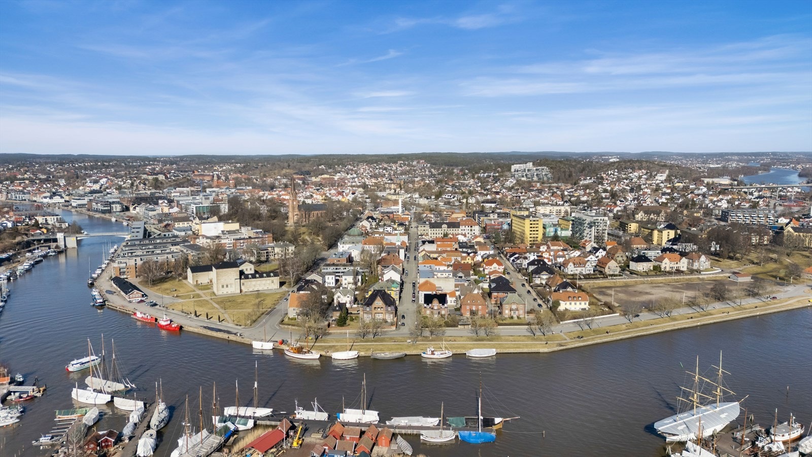 Denne leiligheten passer perfekt for deg som ønsker en bolig med stort potensial, sentral beliggenhet og muligheten til å modernisere etter egen stil og behov. Galleribilde