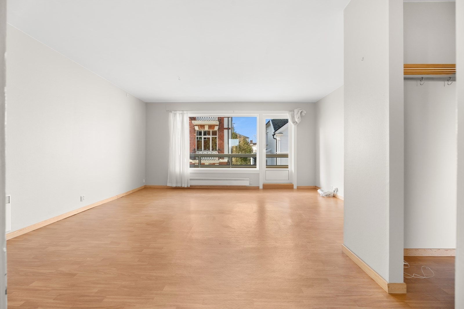 Leiligheten ligger i en bygård fra 1975 og har et bruksareal på 57 m², i tillegg til en tilhørende kjellerbod på ca. 6 m². Planløsningen er god og funksjonell, med tydelig rominndeling mellom oppholdsrom og soverom. Galleribilde