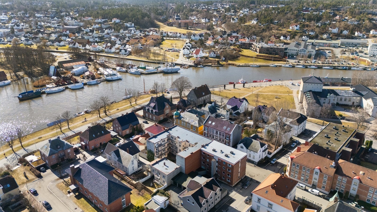 I løpet av få minutters gange er du ved elvepromenaden med utsikt mot Gamlebyen og Isegran, du har kort vei til caféer, restauranter, grønne parker, togstasjon og et bredt utvalg av dagligvarebutikker og servicetilbud. Galleribilde