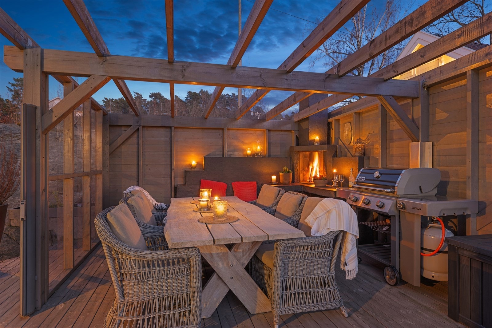 Den solide pergolaen skaper en lun og stemningsfull sone med god plass til både spisebord og grill. Perfekt for lange, hyggelige sommerkvelder Galleribilde