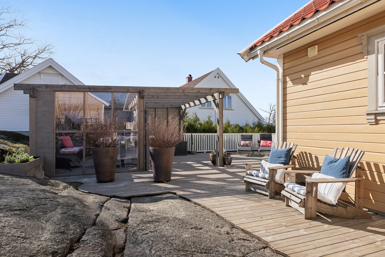 En solid pergola er oppført på den store solrike terrassen Galleribilde