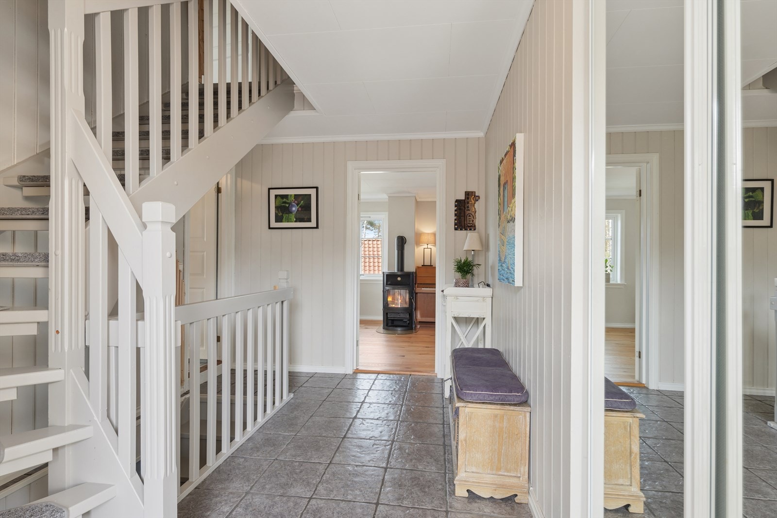 Du ønskes velkommen inn i en romslig flislagt hall med garderobe løsning og trapp til de øvrige etasjene Galleribilde