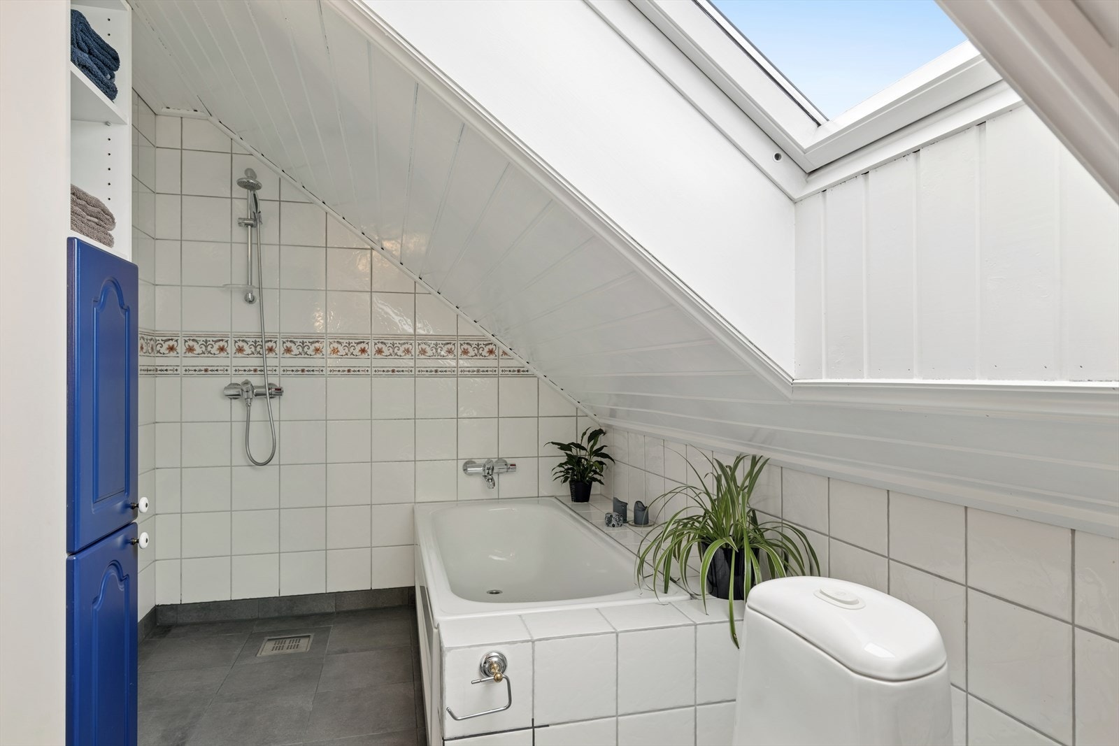 Badet byr på både dusjhjørne og badekar, samt nye varmekabler og gulv fra 2021 som gir moderne komfort Galleribilde