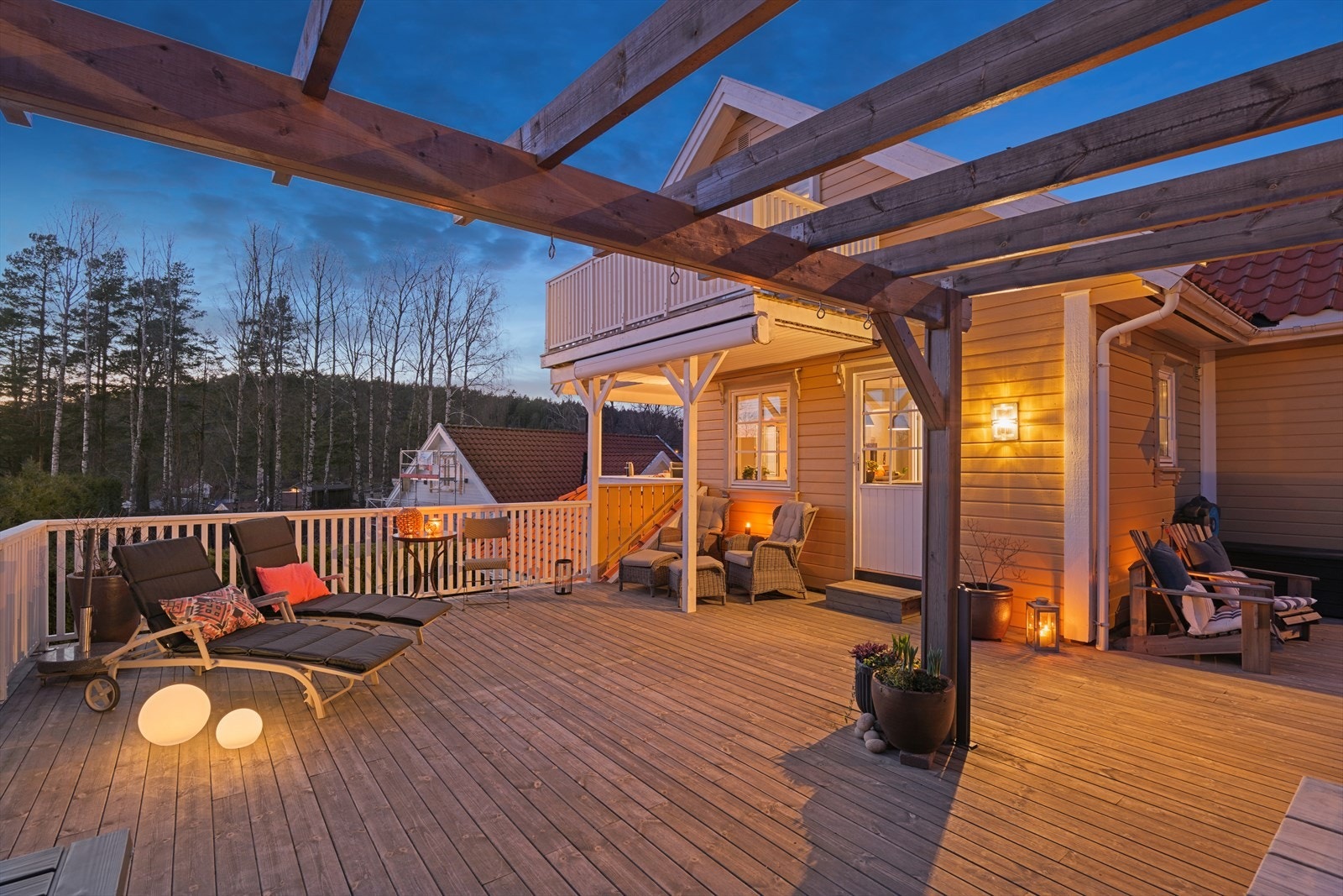 Stor og solrik terrasse på 70 m², oppgradert i 2020, med god plass til avslapning og hyggelige stunder ute. Stemningsfullt også etter solen har gått ned Galleribilde
