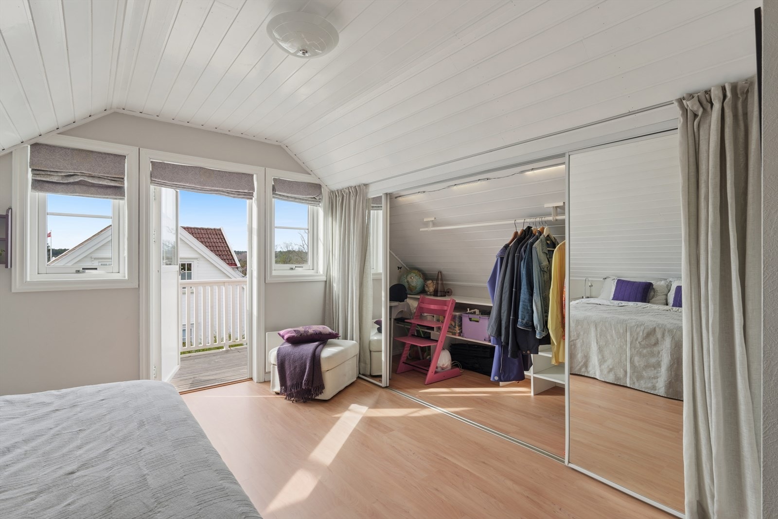 Praktisk walk-in-garderobe med rikelig oppbevaringsplass, smart integrert Galleribilde