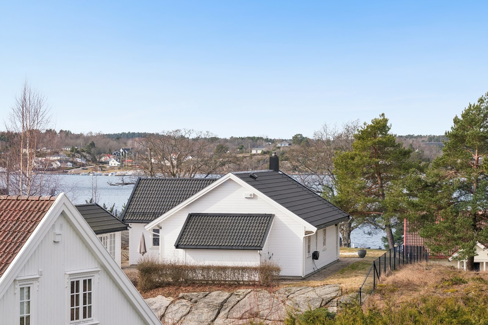 Fin utsikt mot vannet og nærområdet, med hyggelige omgivelser og god følelse av åpenhet Galleribilde