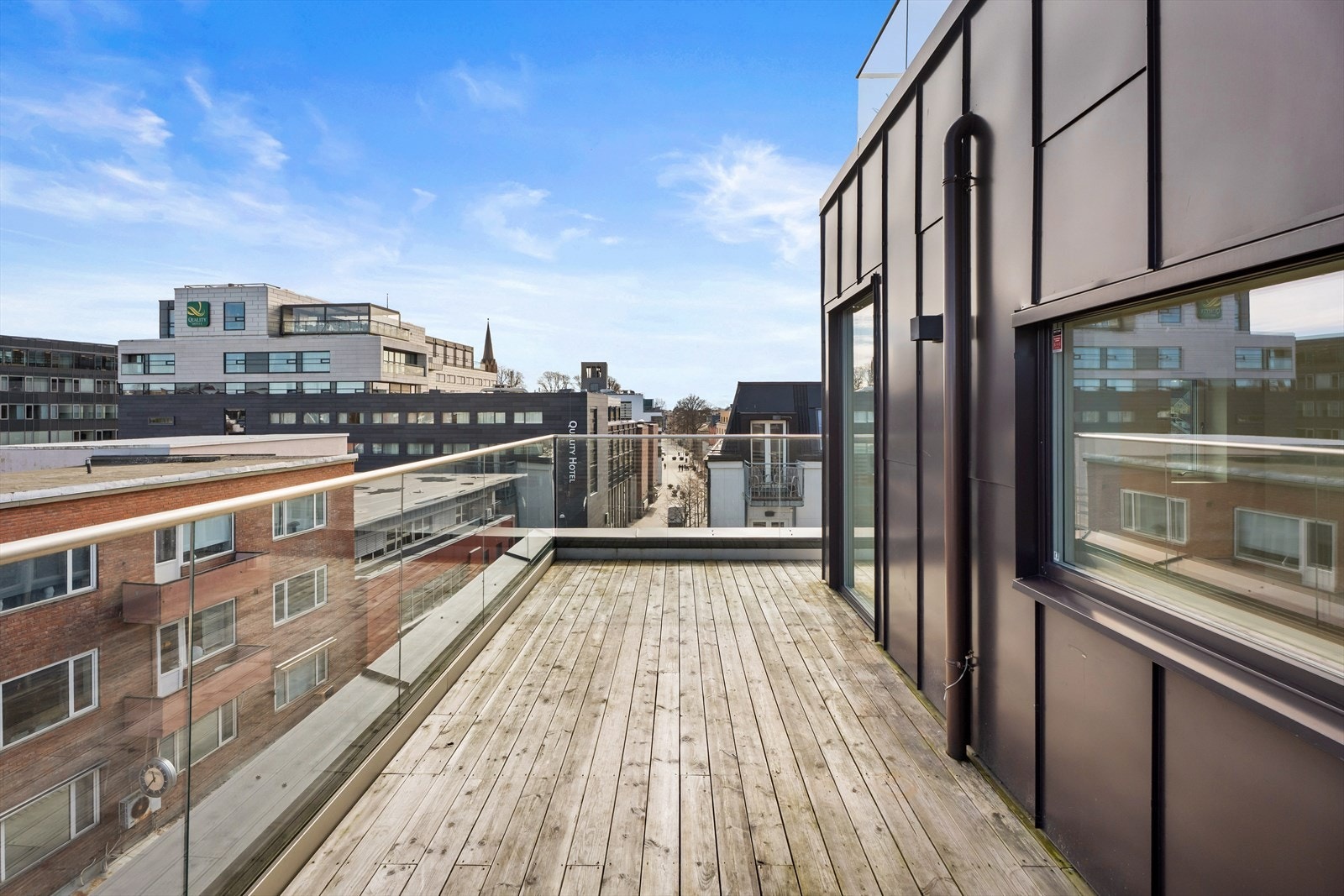 Den private takterrassen på ca. 22 m² er en sjelden kvalitet midt i byen, med gode solforhold og vidstrakt utsikt over Fredrikstads tak. Galleribilde