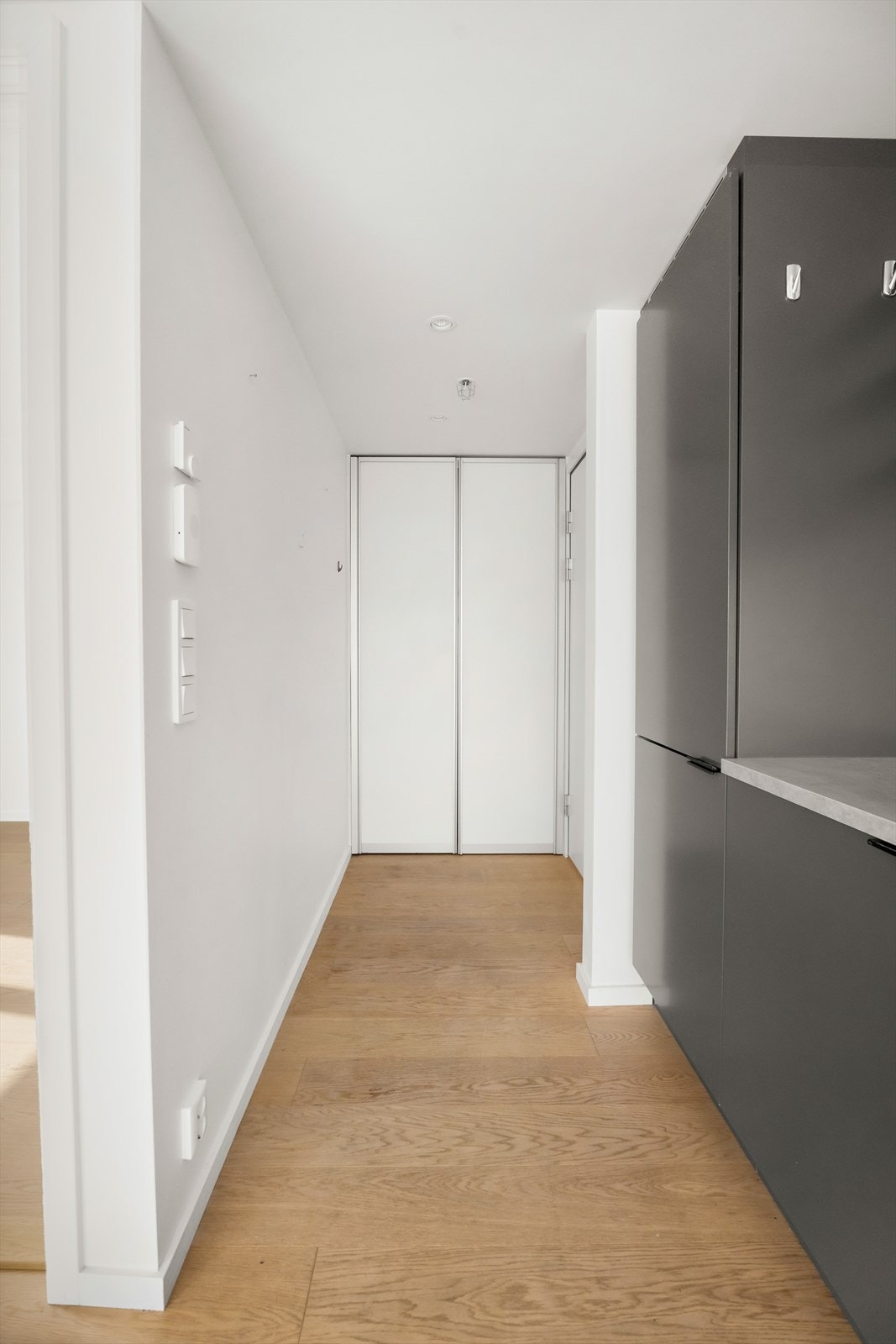 Lys gang med skyvedørsgarderobe. Galleribilde