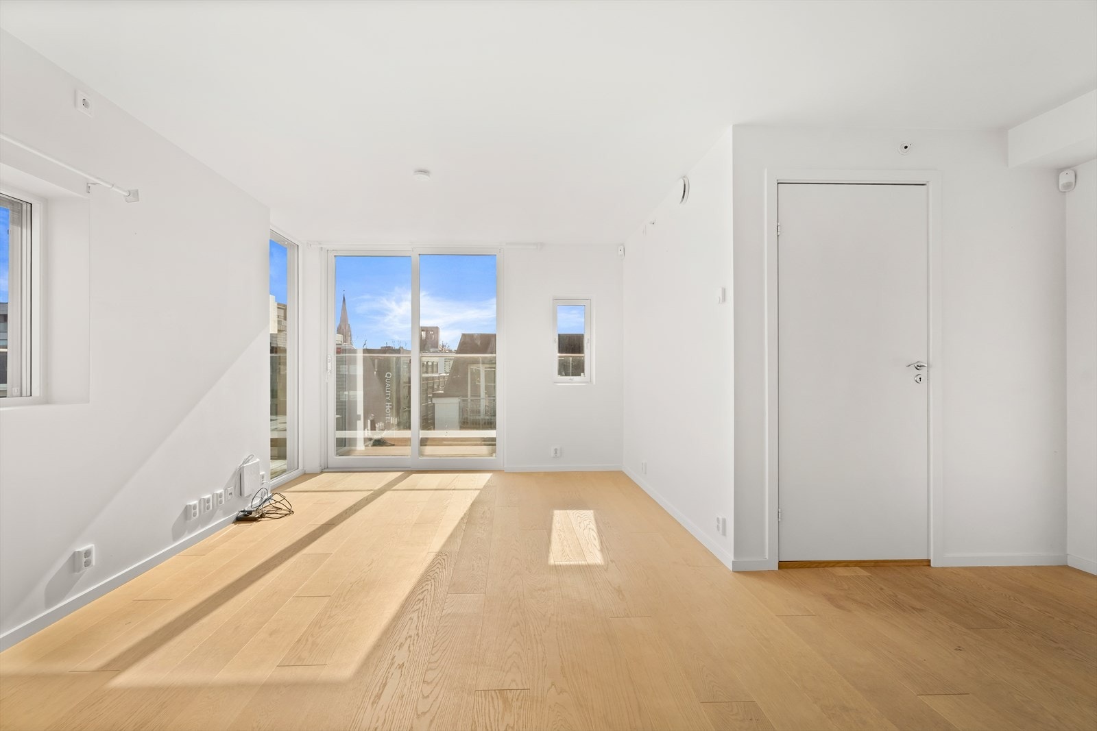 Leiligheten har en lys, moderne stue med åpen kjøkkenløsning. Galleribilde
