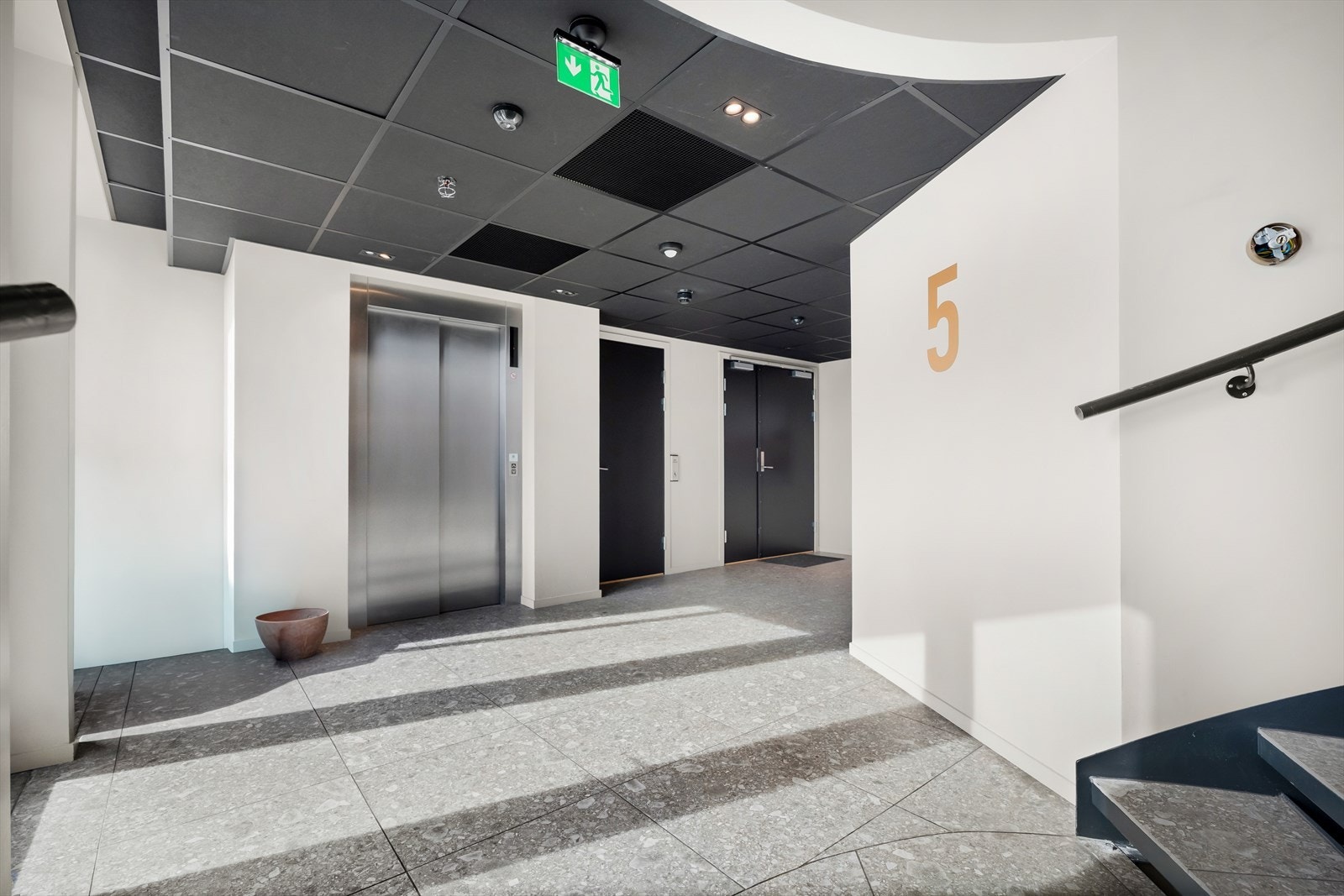 Leiligheten ligger i 5. etasje, med enkel adkomst via heis fra et elegant inngangsparti. Galleribilde