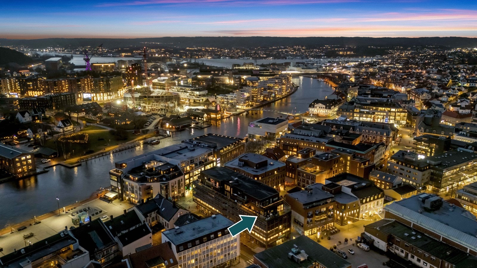 Leiligheten har en fantastisk beliggenhet på taket av sentrum - Med en sør og østvendt terrasse har du sol store deler av dagen! Galleribilde